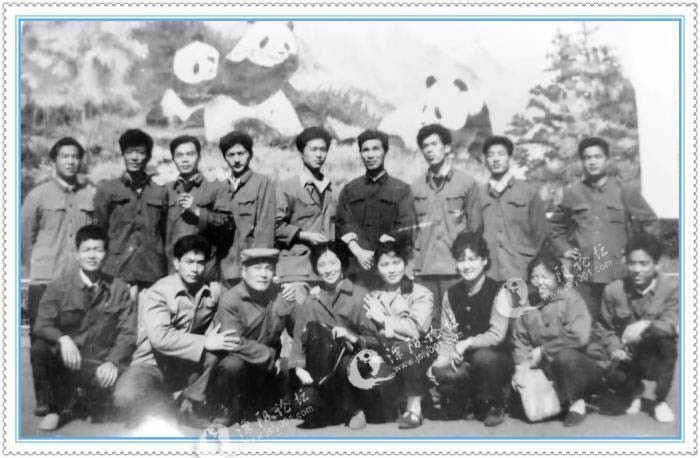 当年蒋盘芳、宣扬夫妇(前排左三、左四)与同事朋友们的合影