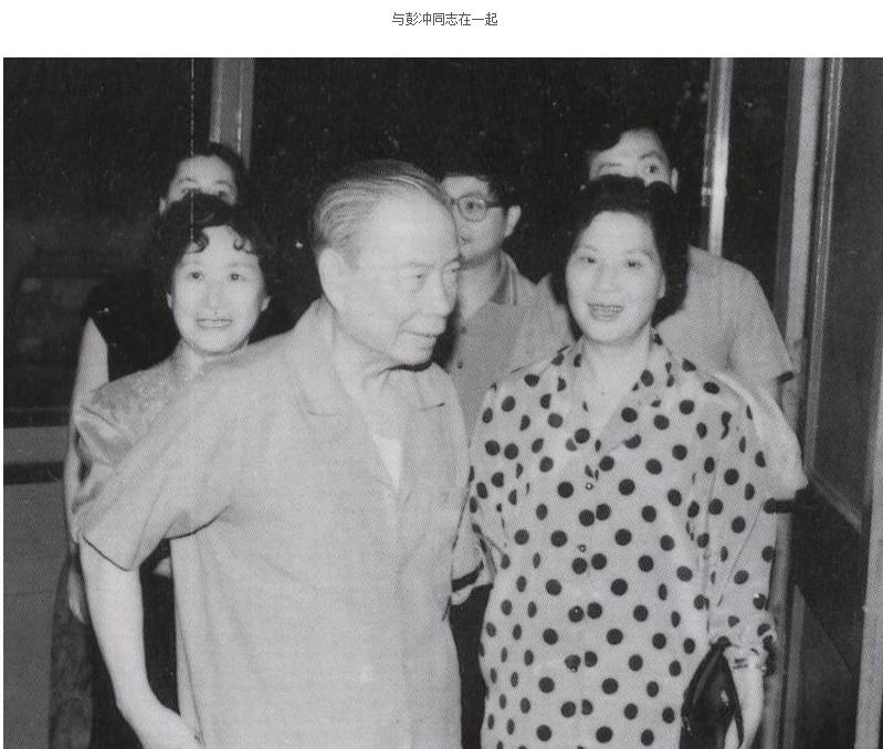 观礼台挥帕洒热泪