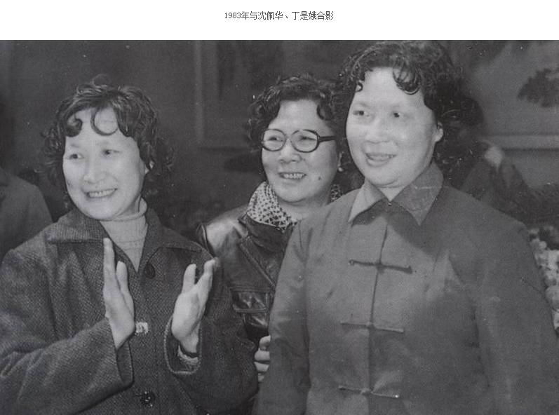 观礼台挥帕洒热泪